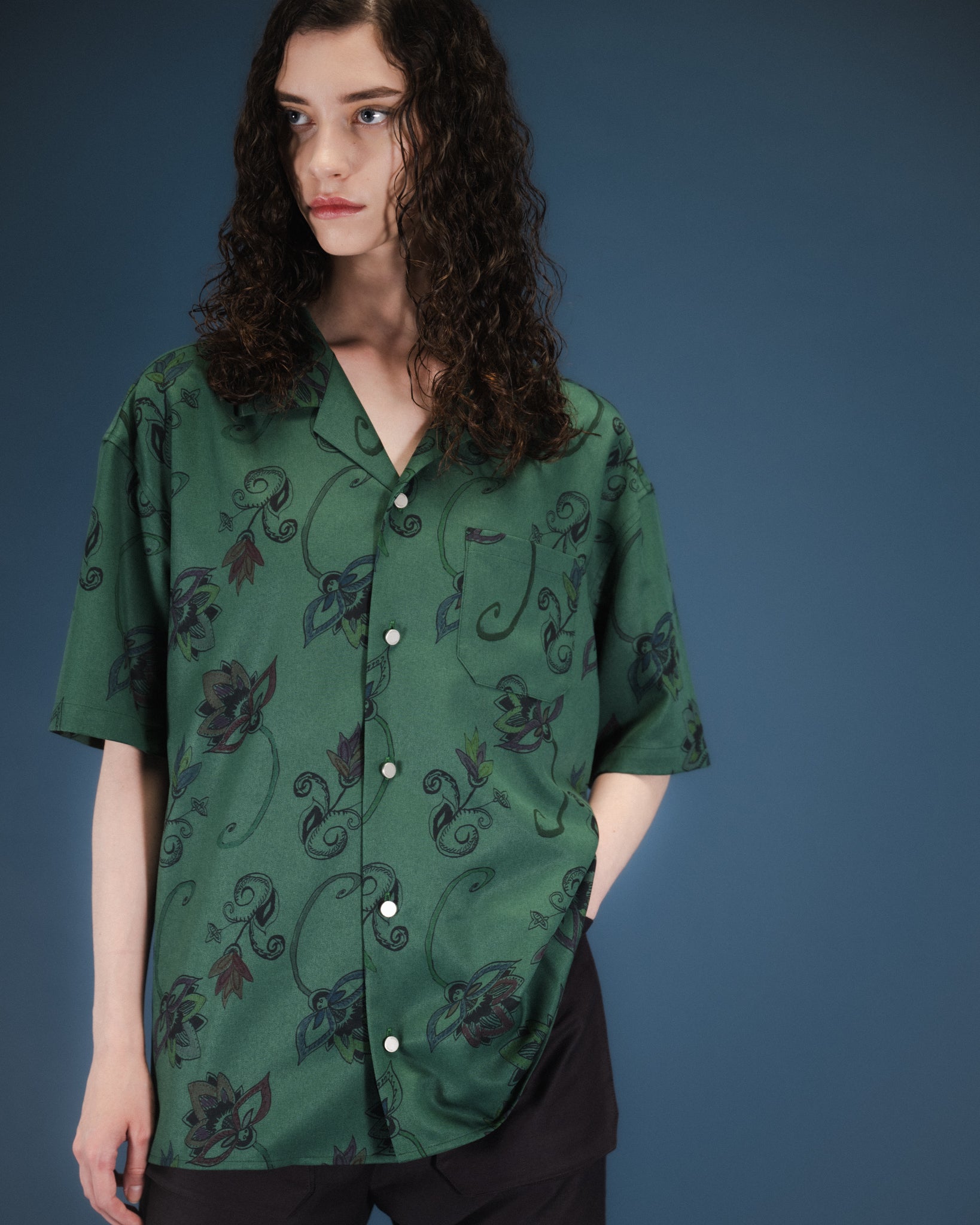 [Venta de reserva] Camisas de cuello abierta de estampado botánico pintado a mano -Green