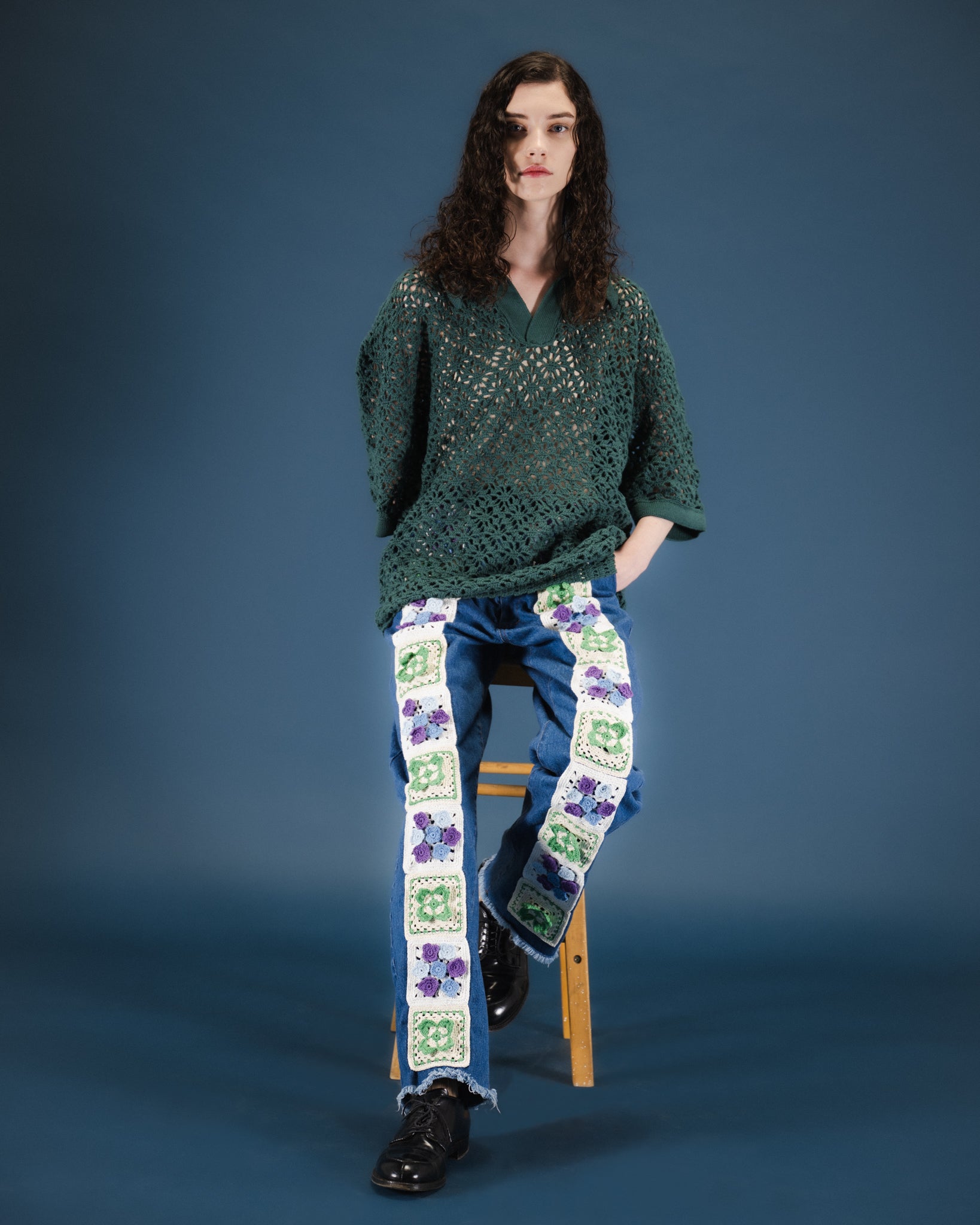 Jeans ancho del motivo de la flor de crochet - índigo